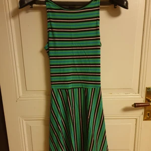 Klänning S - Kort klänning med öppen rygg från bik bok, stl S