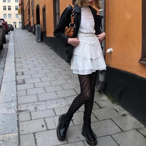 Smockklänning  - Säljer nu min älskade smockade klänning från Asos🤍 stretchig i midjan, skön och otroligt snygg! Kan både kläs upp o kläs ner! Storlek 36 är den och jag är 180cm lång! Kan hämtas upp i Stockholm eller frakt mot kostnad!