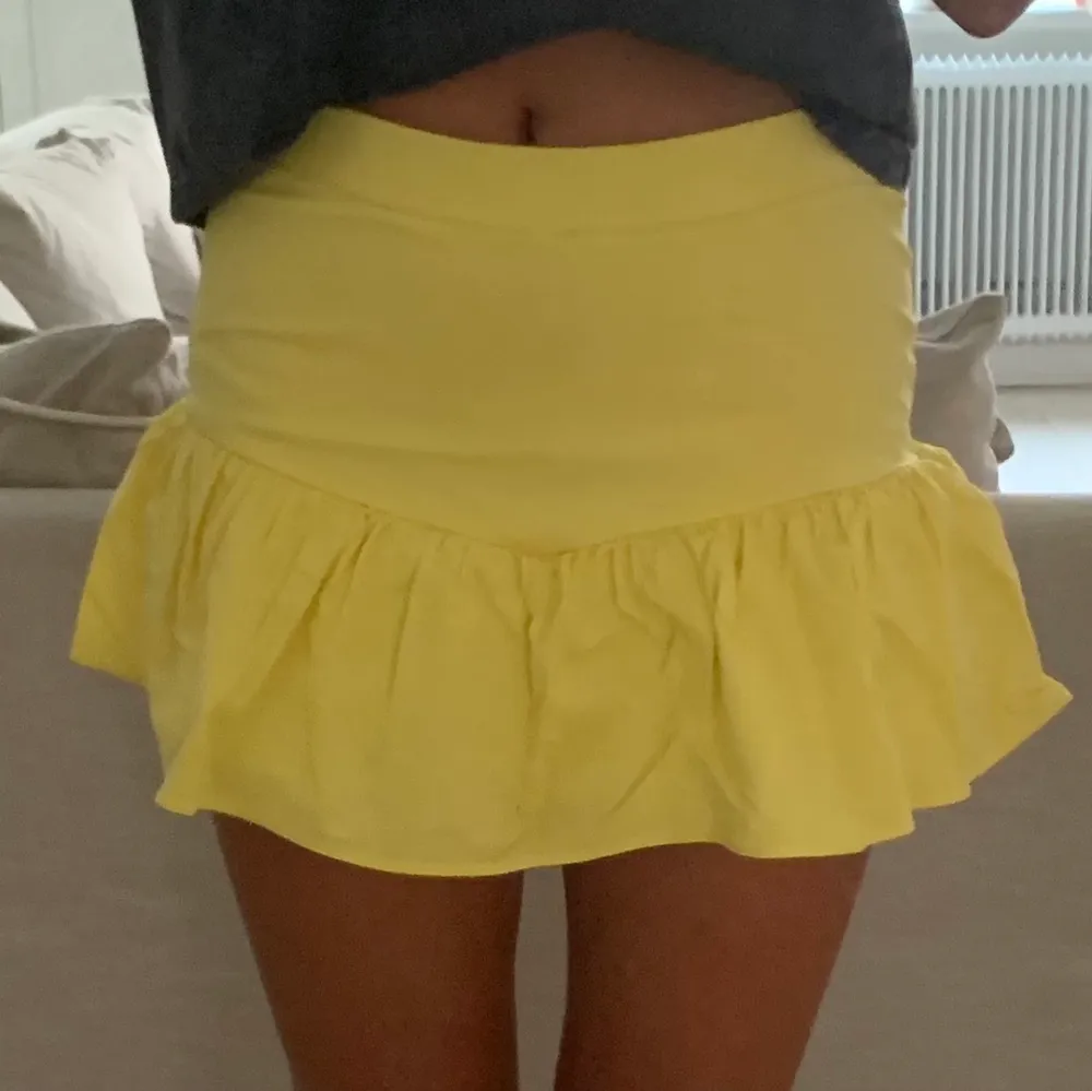 Superhärlig gul kjol från zara med inbygda shorts under💕✨ Kan mötas upp i stockholm eller så står köparen för frakt💛. Kjolar.