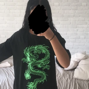 Drake t-shirt - Jag köpte denna på shein för 99 kr och säljer den för 35 kr + 24 kr frakt. Den är bara använd 1 gång och ganska ny. Jag köpte den i storlek xs men kan också passa nån som har storlek M.