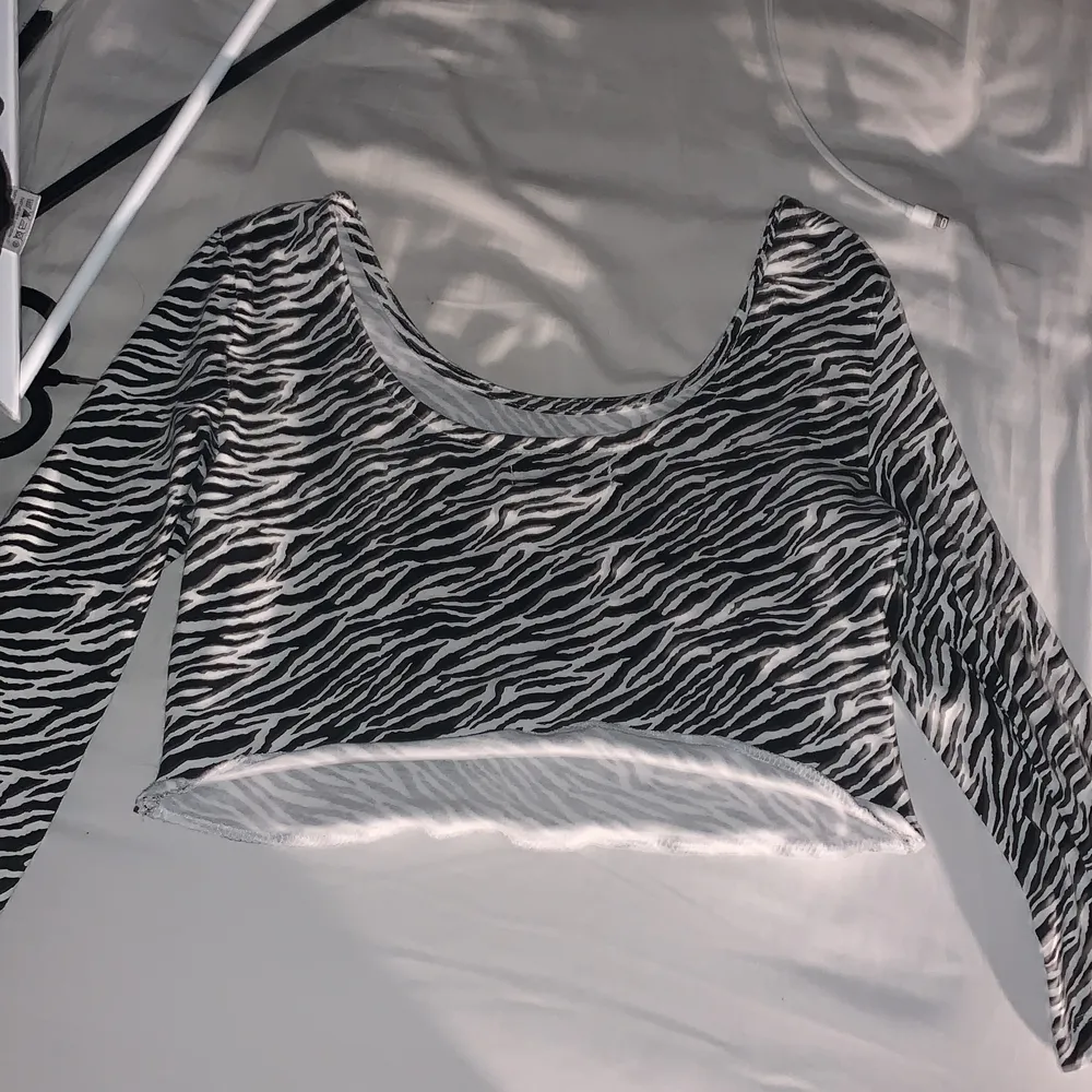 Zebra print tröja. Köparen står för frakt eller mötas i Norrköping. Passar som XS. Fick av en kompis för ca ett och ett halvt år sedan. Bra skick . Toppar.