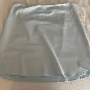 Ljusblå silkes kjol  - Säljer denna superfina kjol från chiquelle! Aldrig använt bara testat. Kjolen är inte genomskinlig och den sitter jättebra på mig i midjan men hjälp av en dragkedja. Det är en liten repa på baksidan längst ner men det är inget som man tänker på. Skriv om ni är intresserade💕 den kostar 200 ink frakt! 