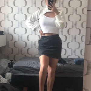 Bikbok - Storlek s, väldigt fin, endast använd 1 gång men eftersom den är gammal säljer jag den för ett billigt pris, den sitter åt vid midjan och blir lite lösare nertill så fint till en topp