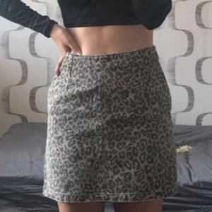 Bikbok - Jätte fin kjol sitter åt vid midjan lite popigare nertill, fin färg passar perfekt med en svart topp och om man vill ut till stan på en promenad passar den perfekt. Storlek 38