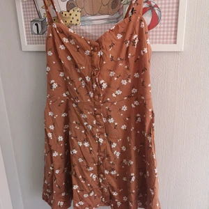 Blommig kort klänning 44 asos  - Blommig kortare klänning/ tunika från asos Storlek 44 Bra skick, knytning i ryggen  50kr + 57-66kr spårbart frakt