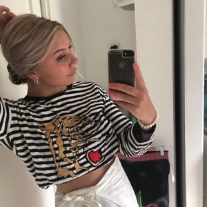 Randig tröja - En svart-vit-randig randig tröja från Zara som har en broderad katt/tiger på sig. Den är fin stickad och ser superlyxig ut, plus att den har jättesnygga muddar!!!