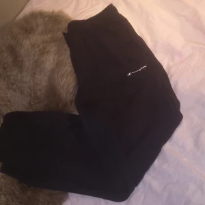 Champion byxor - Champion byxor storlek Large. Jag köpte dessa byxor för någon månad sedan och är andvänd få gånger då de inte är hög midja på dem. Inget slitage eller något. Ser helr ut som nya. Ordinarie pris ca "350kr". Finns i Göteborg, möts eller fraktar, kunden får stå för frakten. 