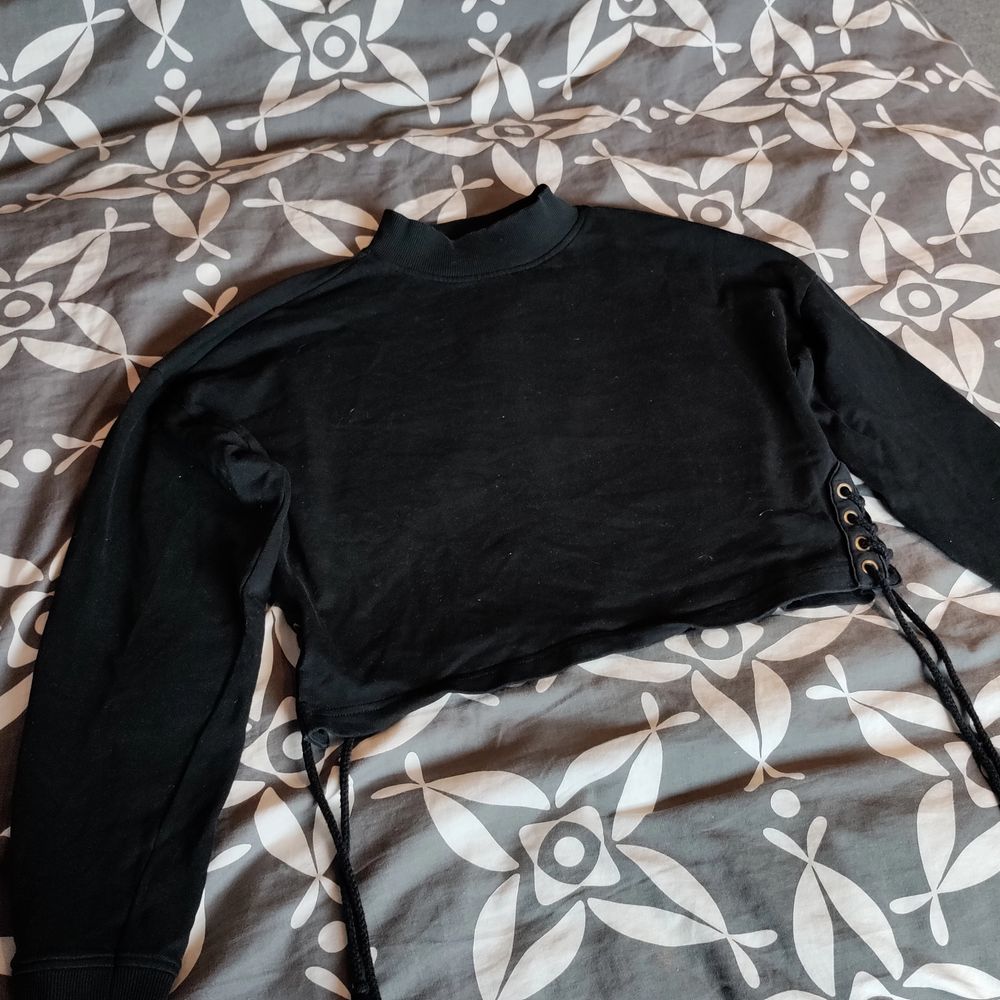 En cropad tröja med knytning i storlek L men kan användas till både M och S också. Knytningen är på båda sidorna av tröjan. 40 kr + frakt 🥰. Tröjor & Koftor.