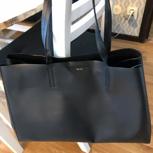 Wera Tote Bag - Säljer en oanvänd Wera Tote väska. I jättefint skick. Mått 40x30x13 cm Material: 100% koläder Nypris: 1299 kr  Betalas med Swish. Finns på andra sidor.