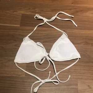 Vit bikini överdel strl S - Aldrig använd, säljer pågrund av för liten strl. Köpare betalar för frakt, kan mötas upp inom Stockholm.
