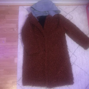 Zara kappa strl S - Zara kappa med päls och luva som går att ta bort. Har använt en gång.Det saknas en knapp till luvan annars helt ny.