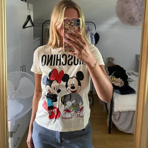 Moschino x H&M - Säljer denna t-shirt från Moschino x H&M som jag köpt på secondhand. Den är superfin och har använt den 2 gånger max. Det är en storlek XS men jag som en S kan ha den utan problem 🌸