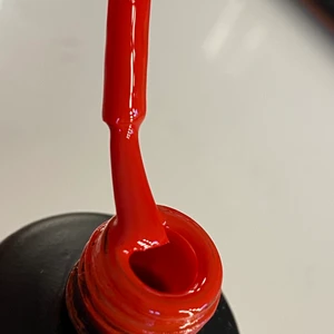 Rött gellack - Säljer denna superfina röda färg från nagelgiganten! Köpt för 125kr och säljer för 80kr, skulle säga att de är lite mer än hälften kvar! Frakt tillkommer 