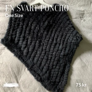 En svart och jättebekväm poncho! - En svart poncho som aldrig kommer till användning längre, endast använd vid ett tillfälle och därför är i jättefint skick och som ny💘