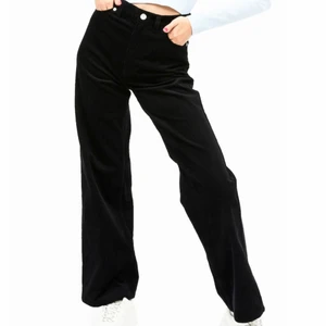 Monki corduroy manchester byxor - Superfina svarta manchesterbyxor från monki, säljer då de blivit för små för mig. De har vida ben och sitter snyggt. Storlek 34, omkrets i midjan 69cm, stuss ca 88cm, innerbenslängd 68cm. Orginalpris 350kr