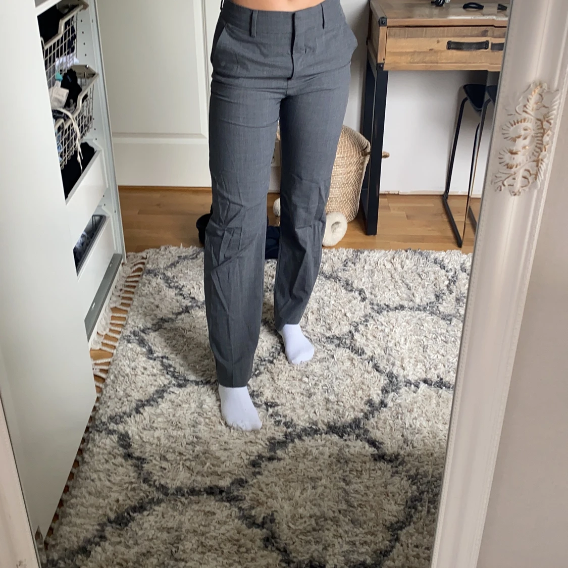 Grå raka kostymbyxor 