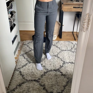 Grå raka kostymbyxor  - Helt oanvända grå kostymbyxor från MQ. Frakt ingår ej i priset. 