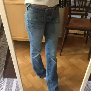 Vintage Lågmidjade ljusblåa only jeans! Köpta secondhand och är i toppskick! Skit fina fick detaljer och unika är jätte fina till ett vitt linne! W27 L32💕 Har startat budgivning 