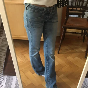 Only Jeans - Vintage Lågmidjade ljusblåa only jeans! Köpta secondhand och är i toppskick! Skit fina fick detaljer och unika är jätte fina till ett vitt linne! W27 L32💕 Har startat budgivning 