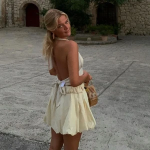 Kjol  - Säljer likadan kjol som Frida Tordhag har på sig på bilden! Aldrig använd, tyvärr inte min stil riktigt, buda!