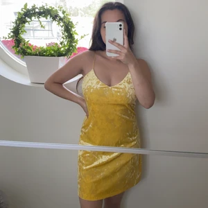 Gul sammet klänning  - Skön i materialet, strechigt 