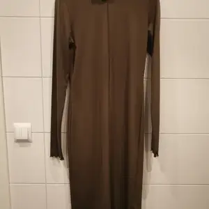 Olivgrön klänning från H&M i storlek M 💚 Frakt tillkommer 💕