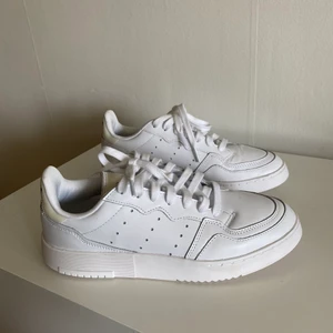 Adidas Original SuperCourt storlek 40 - Ett par helt nya adidas sneakers i storlek 40. Köpta för 999kr 