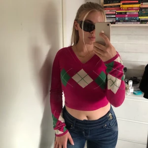 JUICY COUTURE tröja Stl XS-M - Suuuper gullig stickad vintage juicy couture tröja (aldrig använd) sitter väldigt tight är en S men passar både XS-M 🥰💞