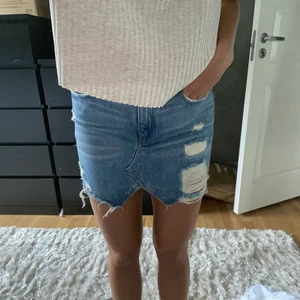 Jeanskjol - Oanvänd jeanskjol från Zara i storlek S! Säljer för 60kr
