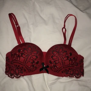 Röd push up, hunkemöller, strl 70A  - En nästan oanvänd röd pushup bh med avtagbara band från hunkemöller i storlek 70A. 💕💕
