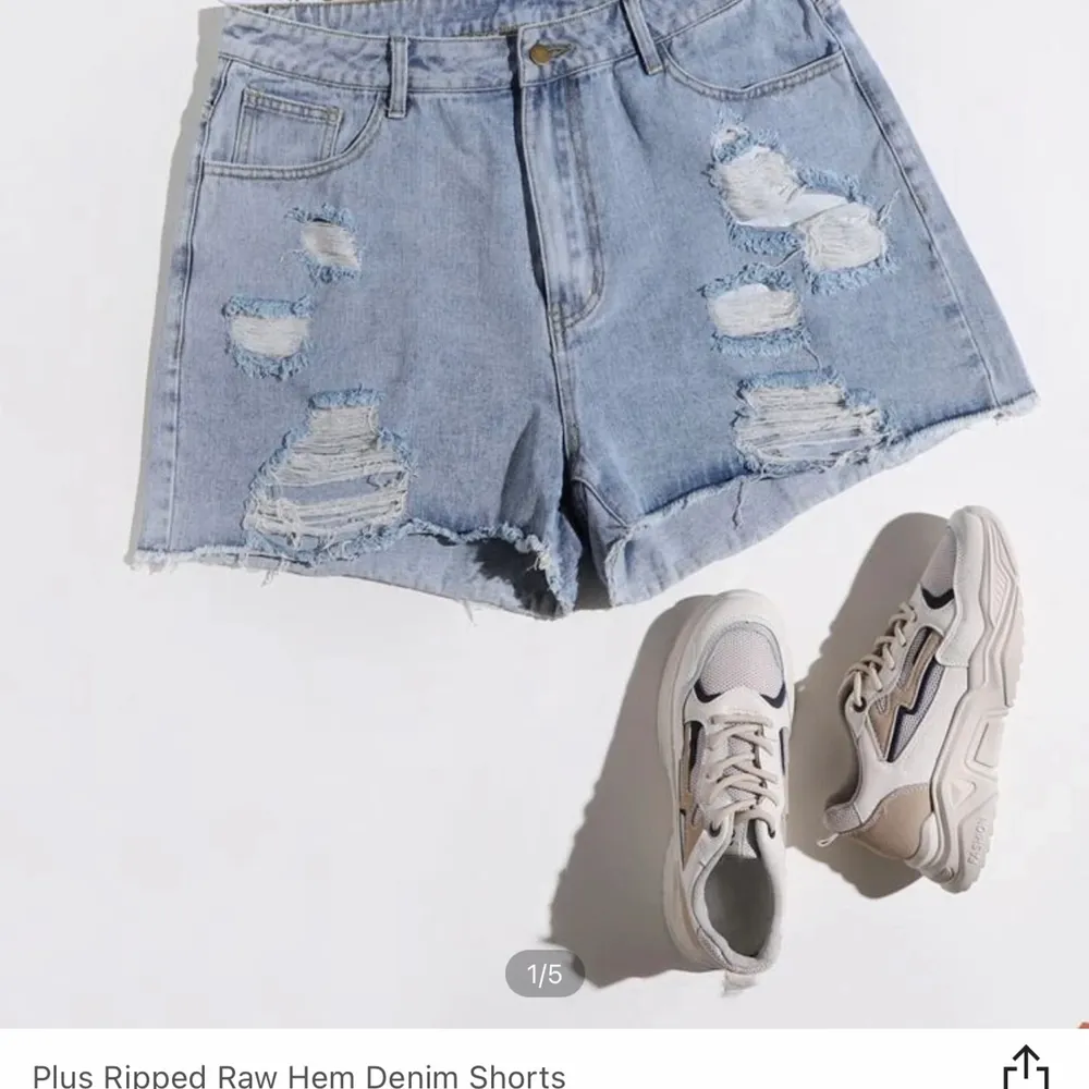 Helt nya jeansshorts köpta från SHEIN. Säljer de för 150kr st eller 200kr för båda. Frakt är inkluderat i priset☺️. Shorts.