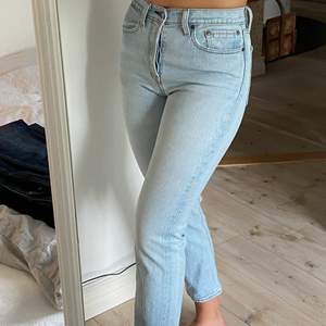 Levis jeans Wedgie Straight stl 27/28, jättebra skick! Säljer pga kommer inte till användning! :)