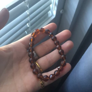 armband  - Det är ett pärlarmband 