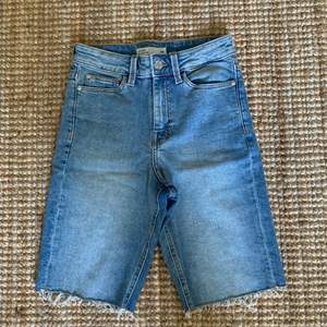 Säljer dessa trendiga och snygga jeansshorts i längre modell/Bermuda så de är alltså raka i benet och sitter inte tight hela vägen. Använt fåtal gånger så de är i princip som nya.💙 Köpta förra året på cubus. Nypris 399 kr, mitt pris 100 kr + frakt (samfraktar gärna💙Stl XS