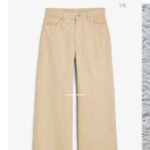 Beiga Yoko jeans från monki i storlek 26. Säljer då de tyvärr blivit för små. Är använda en del men är fortfarande i bra skick! Skriv vid intresse så kan jag skicka flera bilder. Frakt tillkommer på 79kr💫