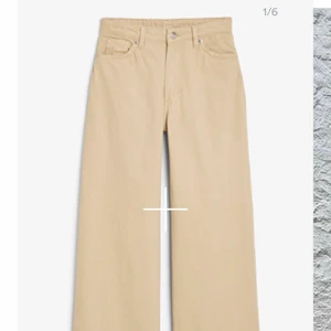 Beiga jeans - Beiga Yoko jeans från monki i storlek 26. Säljer då de tyvärr blivit för små. Är använda en del men är fortfarande i bra skick! Skriv vid intresse så kan jag skicka flera bilder. Frakt tillkommer på 79kr💫