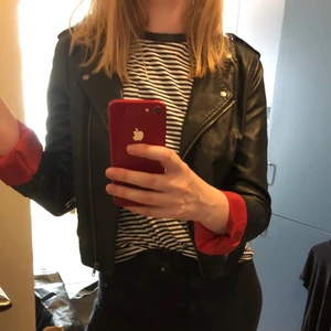 Skinnjacka - Skitsnygg skinnjacka med röda detaljer! Köpt second hand men har blivit för liten för mig. Från märket Crocker, frakten ingår :) I äkta läder
