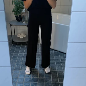 Svarta byxor  - Säljer dessa helt vanliga svarta tygbyxor som passar till precis allting🖤 Riktigt skönt material som inte syns igenom. Köpta från Cubus. Säljer för 100 kr + frakt (samfraktar gärna), stl XS men passar även S,🖤