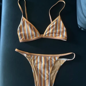 70s bikini från nly  - Bikini (trosor storlek M, överdel storlek S.) använd en gång. Köpt förra året.🌞 sjuttiotalsinspererad 🌼 100 kr inkl frakt 📦 