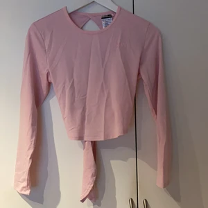 Träningströja ICIW - Rosa träningströja med öppen rygg från I can I will. Fint skick i storlek S. 