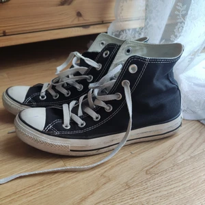 Svarta Converse i storlek 38 - Svarta Converse i storlek 38. I fint men använt skick. Köpare står för frakt! Hör av Er för fler foton eller frågor✨FRAKT96kr