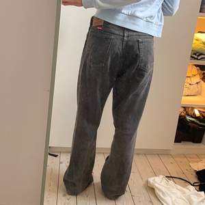 Snygga jeans köpta second hand!! Frakt tillkommer🖤 (Jag är 165cm)