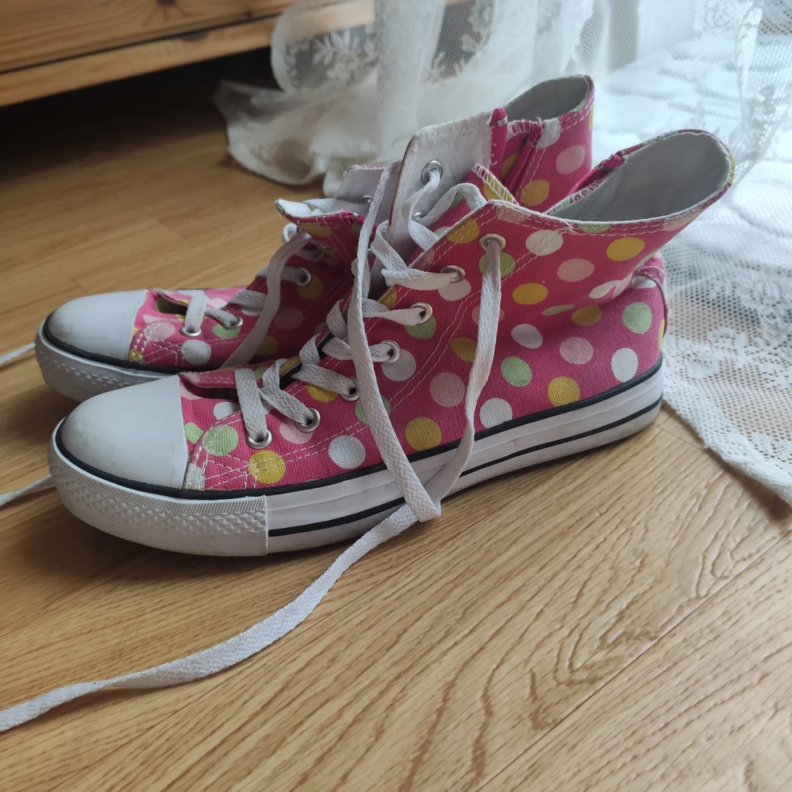 Prickiga sneakers i storlek 38