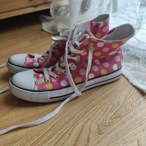 Prickiga sneakers i storlek 38 - Sneakers från MyWear i storlekt 38! Rosa med flerfärgade prickar och med både knytning och dragkedja. De är i fint skick och är använda fåtal gånger. Köpare står för frakt! Går absolut att förhandla om pris✨