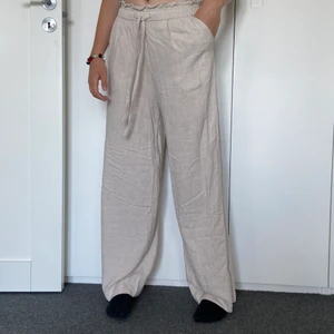 Linnebyxor - Jättefina och sköna linnebyxor från hm i storlek 36! Hon på bilden är 165cm lång. 💕