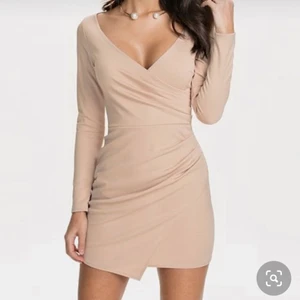 Klänning  - Beige klänning använd 1 gång storlek M