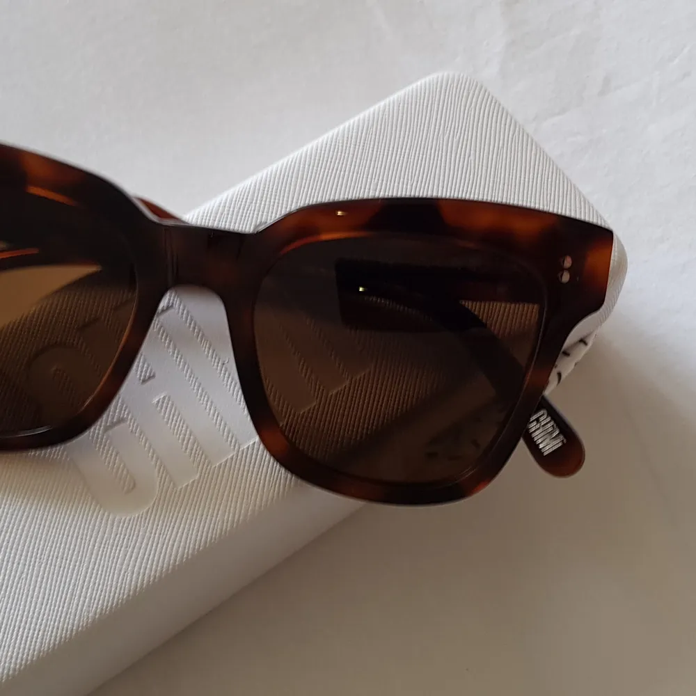 Snygga nya CHIMI solglasögon modell 005 brun. Accessoarer.