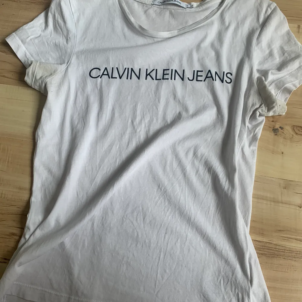 Jag kommer nu att sälja min fina vita Calvin Klein t-shirt, Andvänd 3-4 gånger, sparsamt Andvänd. Säljer pga att den it kommer till andvändning. Storlek S. T-shirts.