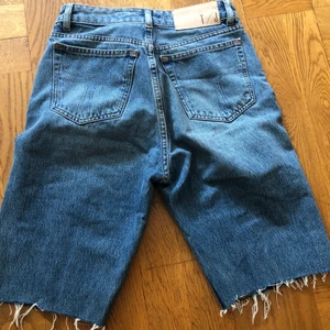 Tiger of Sweden shorts  - Tiger of Sweden shorts!! Dragkedjan har hoppat ur, så för den händige om det kan pillas tillbaka eller alternativt ersätta med en ny kedja, därav priset. 