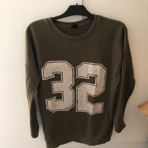 Oversized tröja - Grön oversized tröja med slitet mönster (ska vara så) är egentligen storlek xs men kan passa M eftersom den är oversized